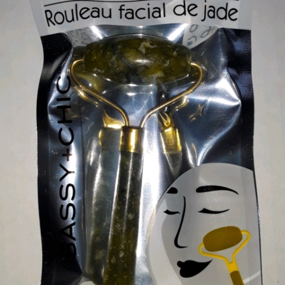 NWT GREEN or BLACK JADE QUARTZ DERMA ROLLER